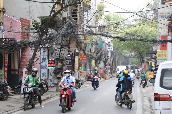Hà Nội: Bất an những búi dây điện, cáp viễn thông chằng chịt trên phố