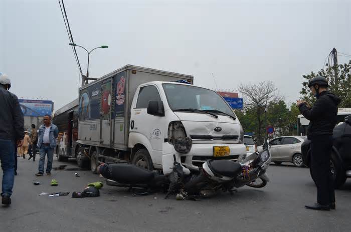 Hà Nội: Tai nạn liên hoàn đoạn ngã tư Linh Đàm – Giải Phóng