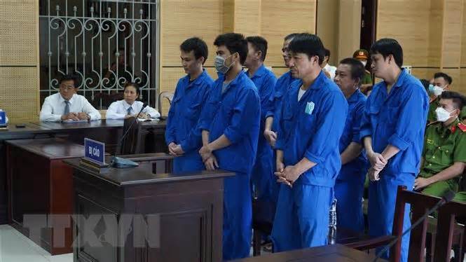 Tây Ninh: Tuyên phạt 55 năm tù cho 7 đối tượng buôn lậu đường cát, gỗ