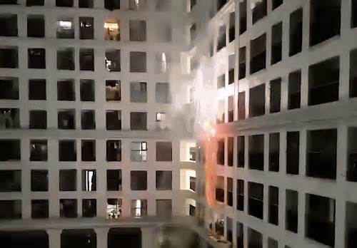 Thót tim cảnh người dân đốt pháo hoa ở ban công chung cư cao tầng