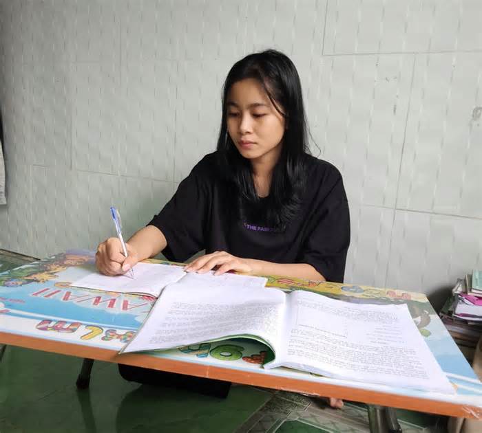 Cô sinh viên ngành y vượt khó nuôi ước mơ thoát nghèo