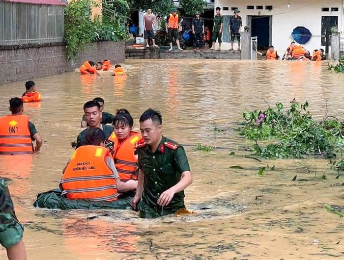 Phát lệnh báo động trên các sông : Di chuyển ngay tài sản ngoài bãi sông, trên sông