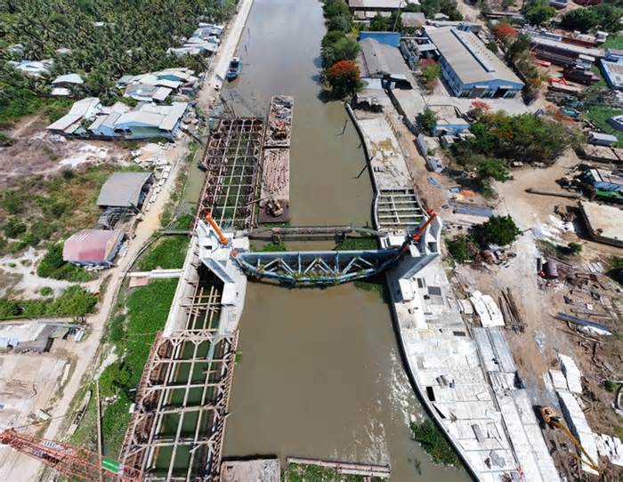 Độ mặn tại các nhánh sông Mekong giảm, người dân hạ nguồn tranh thủ lấy nước ngọt
