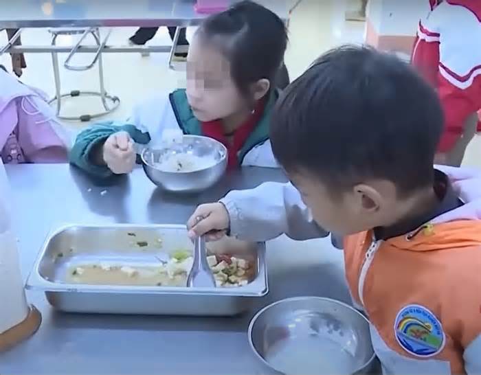 Vụ '11 học sinh ăn 2 gói mì tôm chan cơm': Chỉ đạo công khai tài chính, lắp camera tại bếp ăn