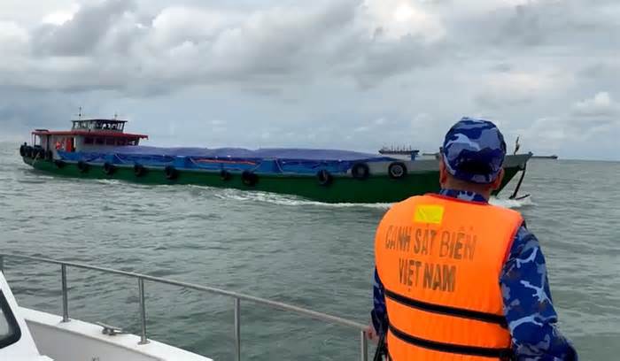 Cảnh sát biển điều tra tàu chở 520 tấn phân urê không có giấy tờ, nguồn gốc