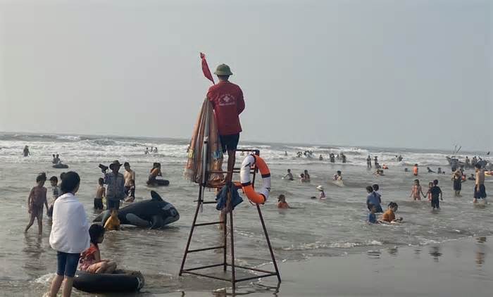 Cứu nạn nhiều người trên bãi biển Sầm Sơn