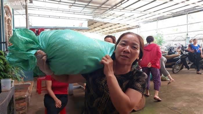 Dân nấu cơm tiếp sức lực lượng truy bắt nhóm tấn công trụ sở UBND xã ở Đắk Lắk