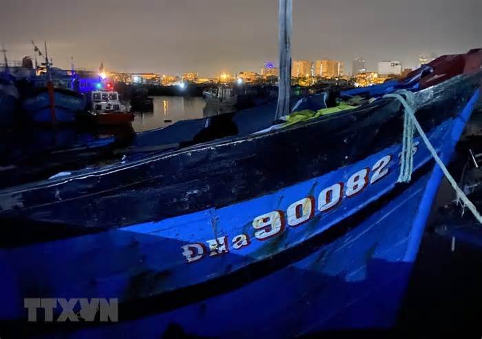 Đà Nẵng: Tàu cá bốc cháy khi đang neo đậu tại âu thuyền Thọ Quang