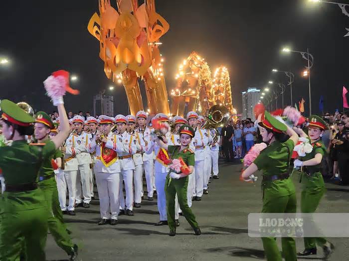 Đoàn Nghi lễ Công an biểu diễn giữa cầu Rồng thu hút hàng trăm người xem