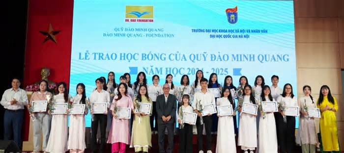 Sinh viên xuất sắc, tích cực hoạt động Đoàn, Hội nhận học bổng