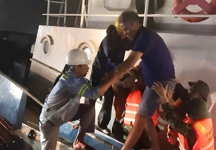 Cứu sống hai thuyền viên tàu hàng mất tích trên vùng biển TT-Huế