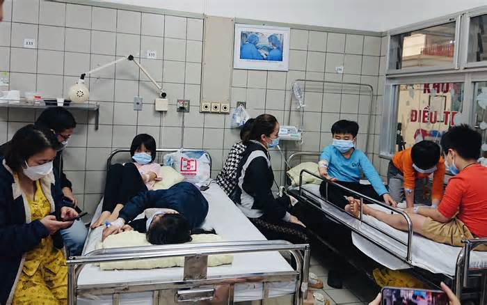 Số học sinh Trường Tiểu học Kim Giang bị ngộ độc tăng lên 73