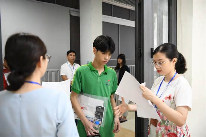 Thi tuyển sinh lớp 10 tại Hà Nội: Điểm chuẩn có thể thấp hơn năm ngoái