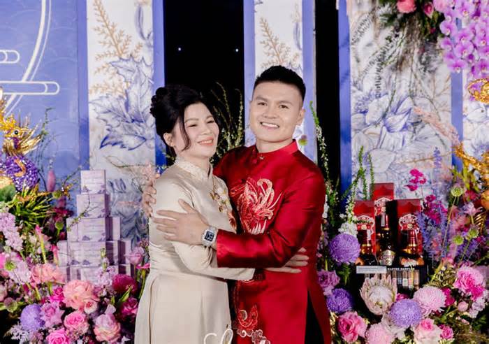 Tiền vệ Quang Hải mang sính lễ hỏi cưới Chu Thanh Huyền