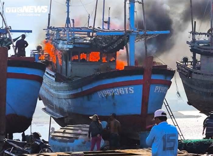 Tàu cá ở Phú Yên bốc cháy, ngư dân thiệt hại hơn 500 triệu đồng