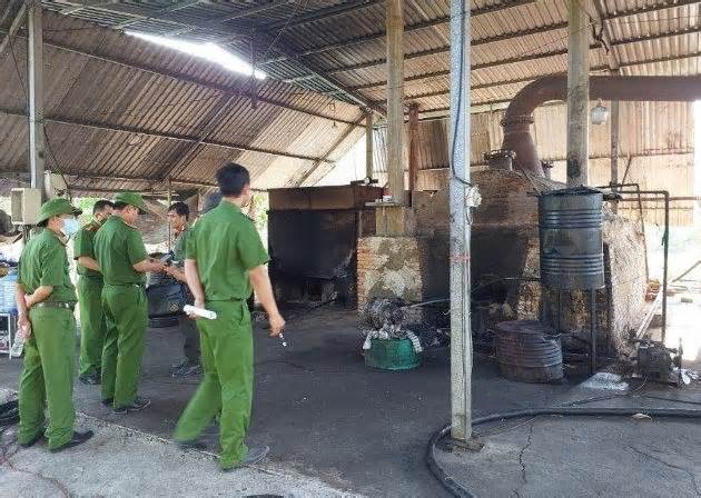 Phát hiện xưởng tái chế dầu nhớt lậu trong rừng tràm ở Bình Thuận