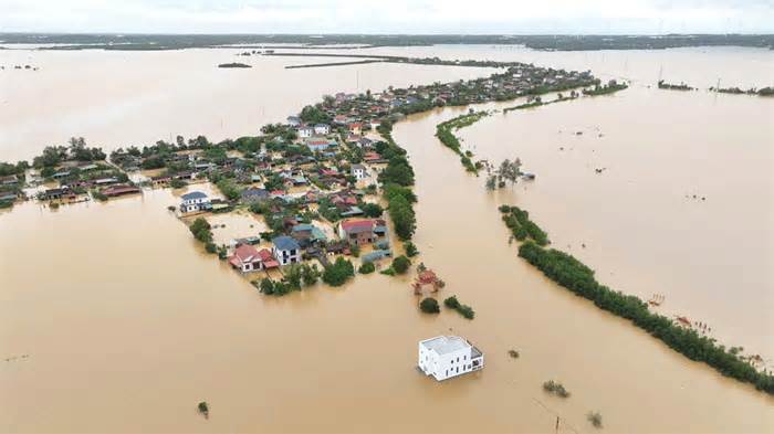 Gần 15.000 nhà dân ngập trong biển nước