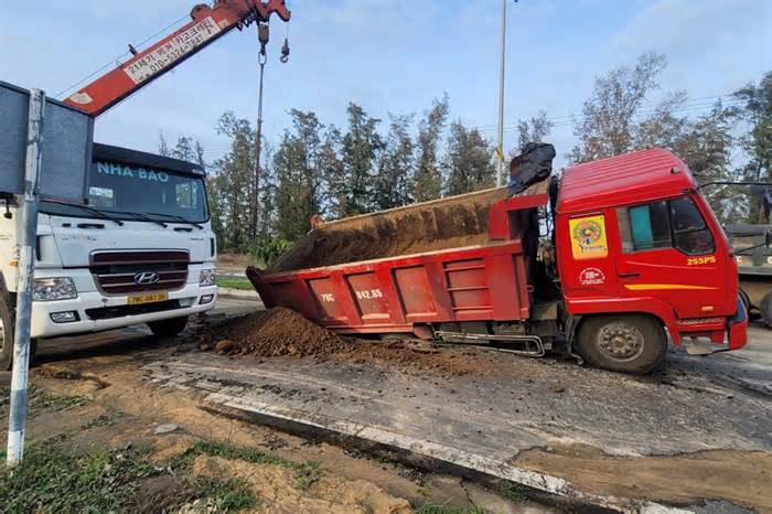 Xe tải ở Phú Yên chôn chân giữa thành phố vì đường sụt lún