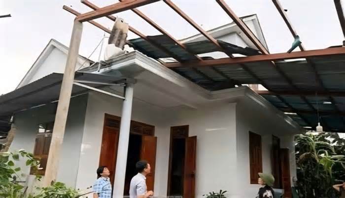 Lốc xoáy ở Quảng Trị làm tốc mái 18 ngôi nhà, cây cổ thụ bị quật gãy