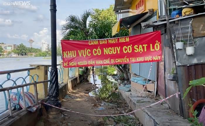 TP.HCM: Nhà bị sụt lún, dân sống bất an cạnh bờ kênh Thanh Đa