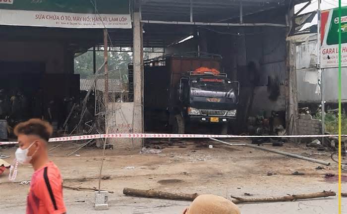 Vụ nổ tại gara ôtô ở Nghệ An làm 2 người chết: Do nhân viên cưa bình sắt lạ