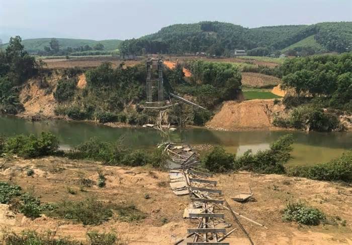 Sập cầu treo ở Nghệ An đè chết trâu