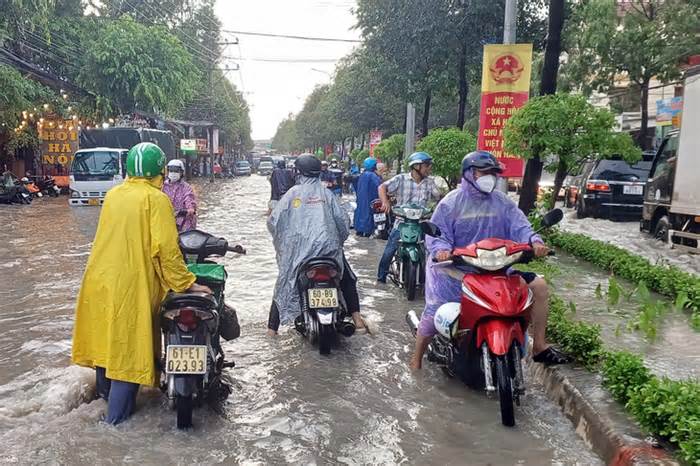 Xe máy, xe hơi 'bơi' trên đường phố Biên Hòa sau mưa