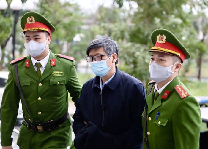 Vụ Việt Á: Một bị cáo xin xử vắng mặt, hai cựu bộ trưởng Nguyễn Thanh Long và Chu Ngọc Anh có mặt