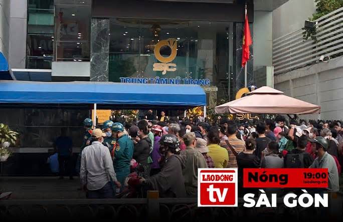 Nóng Sài Gòn: Người dân rồng rắn xếp hàng sớm mua vàng miếng SJC