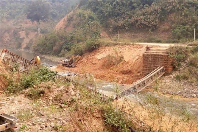 Lai Châu: Sập cầu tạm bắc qua suối Nậm Củm, 1 người tử vong