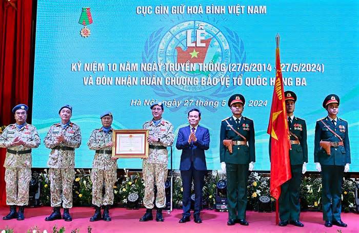 Lực lượng mũ nồi xanh Việt Nam nhận huân chương bảo vệ Tổ quốc
