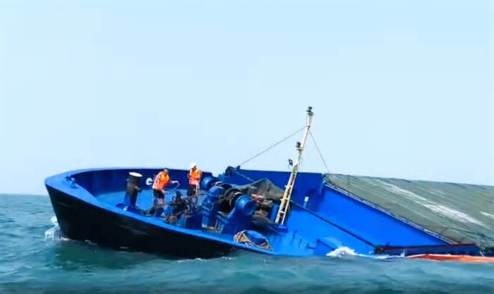 Cứu được 9 thuyền viên trên tàu vận tải bị chìm trên biển
