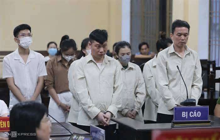 Nhóm chuyển trái phép hơn 1.400 tỷ đồng phạm tội ra khỏi Việt Nam lĩnh án
