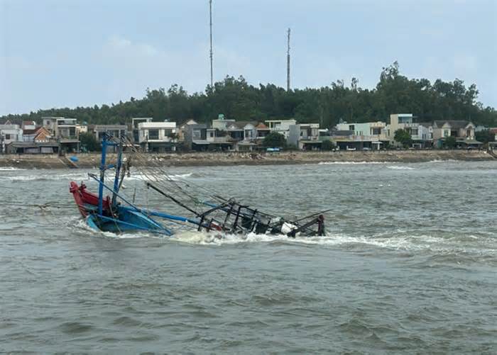 Tàu cá bị sóng đánh chìm, 5 ngư dân thoát chết