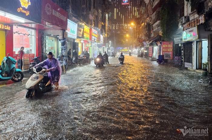 Đường phố Hà Nội ngập úng, trạm bơm nghìn tỷ vẫn 'khát nước'