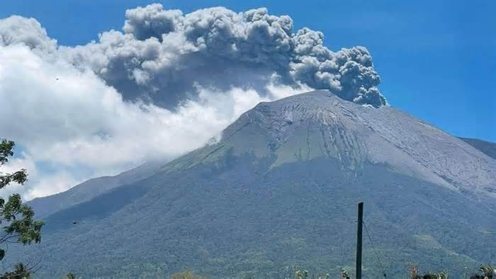 Núi lửa Philippines phun trào, cột tro khổng lồ bốc cao 4,5km