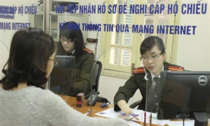 Quá tải đường truyền làm hộ chiếu trực tuyến tại Hà Nội và TPHCM