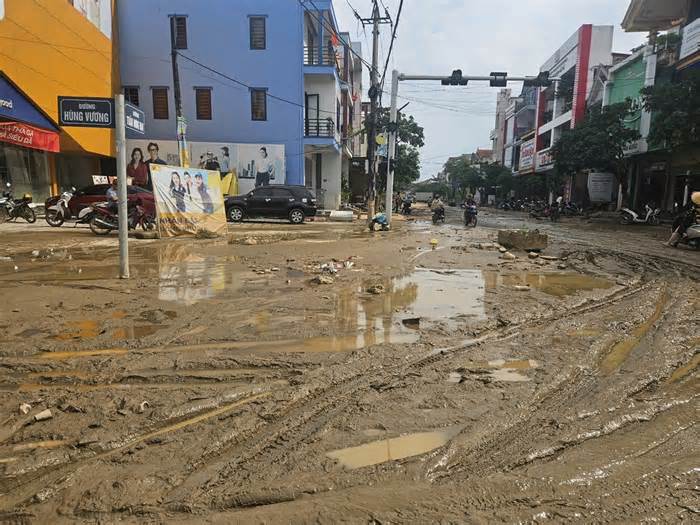 'Rốn lũ' Quảng Bình ngập ngụa trong bùn đất