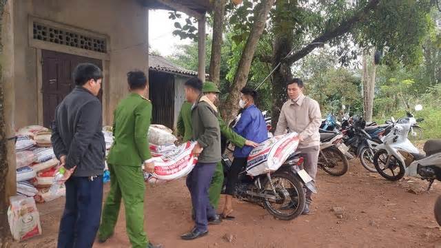 Vụ 'hôi của' xe tải bị lật: Người dân giao nộp 106 bao gạo