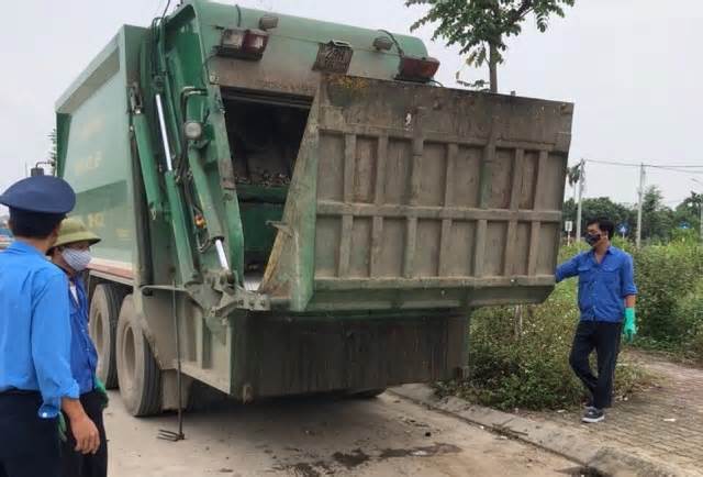 Hà Nội: Xử lý hàng loạt xe chở rác làm rò rỉ nước