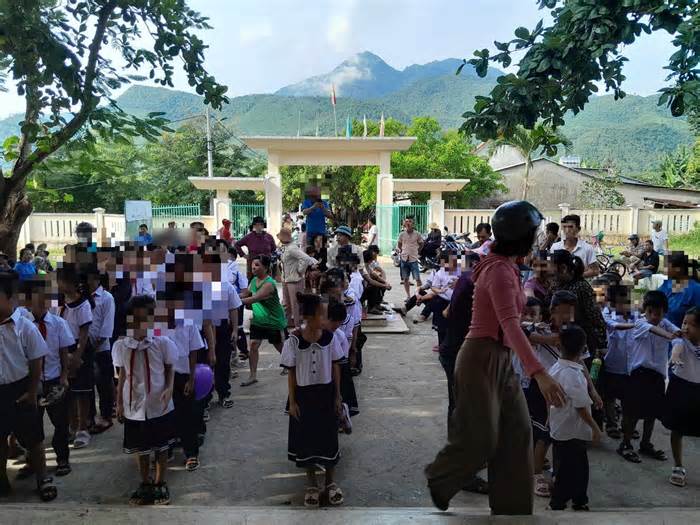 Phản đối sáp nhập trường, gần 60 học sinh 'bơ vơ' trong ngày khai giảng