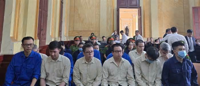 Cựu Chi cục trưởng Chi cục Thú y vùng VI và 24 đồng phạm hầu tòa sáng nay