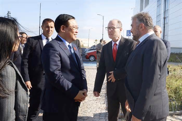 Chủ tịch Quốc hội thăm cảng BMF Burgas và Bảo tàng Dân tộc học