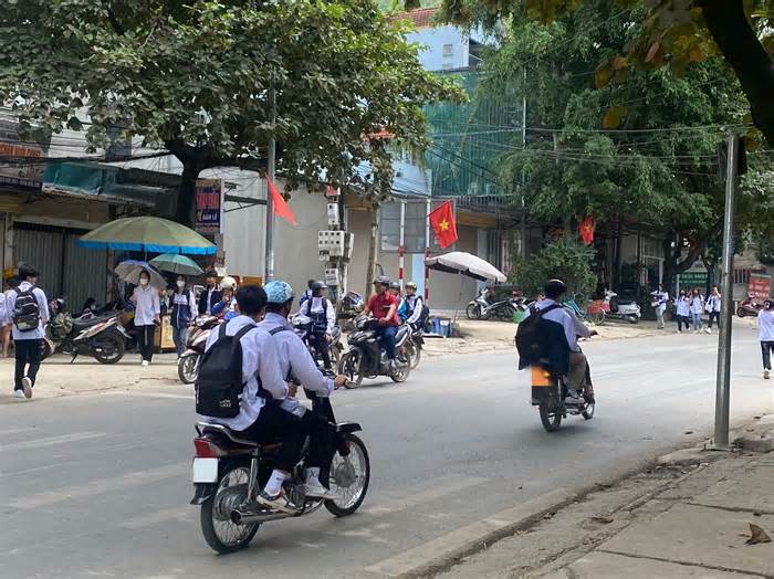 Học sinh vùng cao Sơn La không đội mũ bảo hiểm, đi lại tự do trên đường