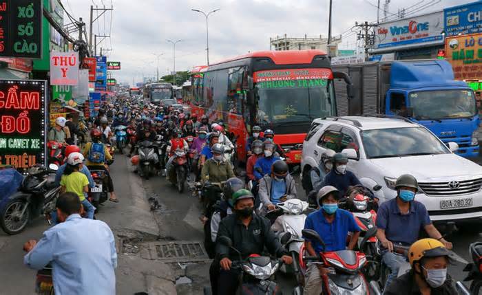 Tranh luận về mặc định được rẽ phải: 'Trước tiên phải có chỗ cho xe đi'