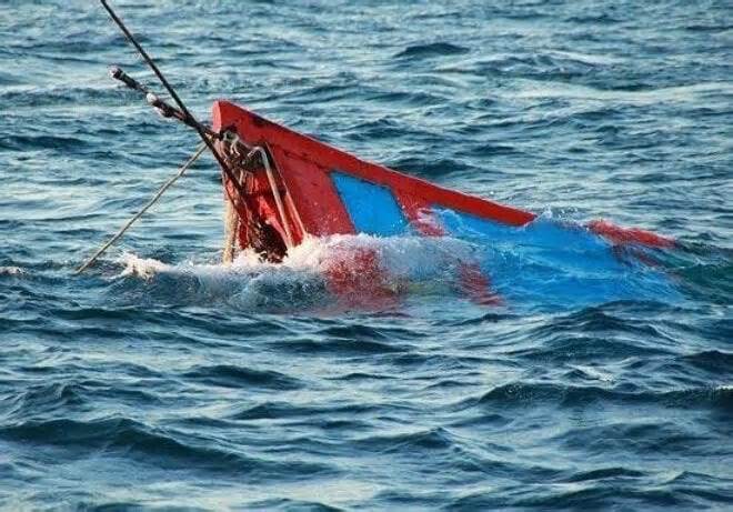 Dông lốc đánh chìm tàu cá trên vùng biển Quảng Ninh, 4 ngư dân mất tích