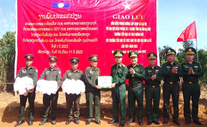 Biên phòng tặng chăn ấm cho đồng bào ở biên giới Việt - Lào