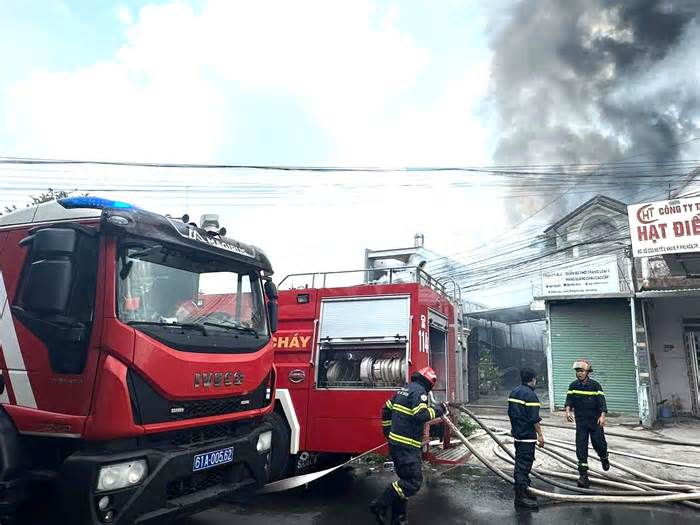 Thanh niên nghi ngáo đá dùng hung khí đâm công an rồi đốt nhà dân