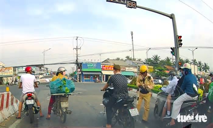 Không đội mũ bảo hiểm, đứng chờ đèn đỏ bị cảnh sát phát hiện tàng trữ ma túy