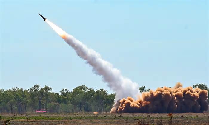Mỹ có thể chuyển tên lửa tầm xa chứa đạn chùm cho Ukraine
